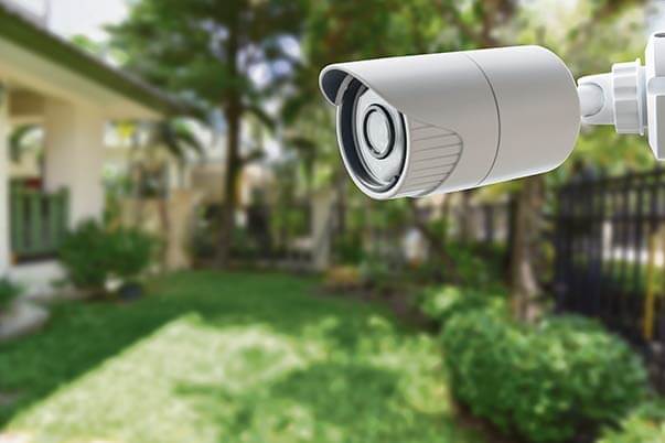Cámaras de vigilancia, ¿podemos ahorrar utilizando una de interior en el  patio o jardín?